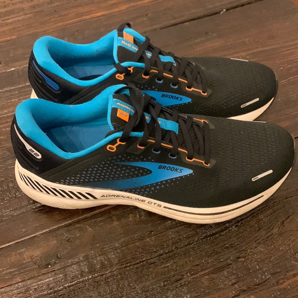 Brooks 12 Adrenaline GTS 22 tennis shoes